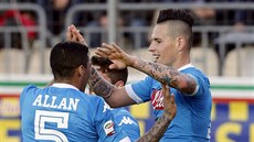 Marek Ham�ík a Miguel Allan slaví gól Neapole.