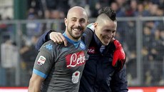 Rozesmátí Marek Ham�ík a branká� José Manuel Reina po vít�zství Neapole.