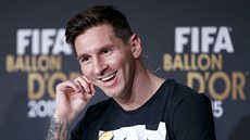 Lionel Messi se smje na tiskové konferenci.