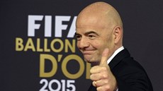 Generální sekretá UEFA Gianni Infantino pichází na vyhláení Zlatého míe...