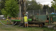 Vrtná souprava se musela dostat a� do hloubky 80 metr�.