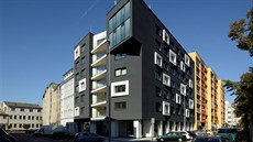 Budova �kolejí� v ulici K Boti�i stojí na pomezí blokové zástavby a rozlehlé...