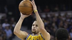 Stephen Curry z Golden State st�ílí na ko� Sacramenta.