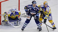 Zlínský gólman Libor Ka�ík sleduje puk, p�ed ním vítkovický Rostislav Olesz a...