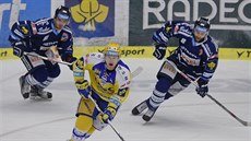 Zlínský hokejista Pavel Kubi� ují�dí vítkovickým soup�e�m.
