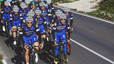 Cyklisté stáje Etixx-Quick-Step pi tréninku.