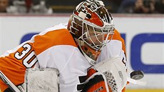 Branká Michal Neuvirth z Philadelphie kontroluje puk v zápase s Detroitem.