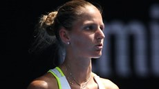 eská tenistka Karolína Plíková v duelu 1. kola Australian Open s Francouzkou...