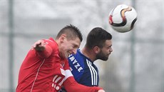 Václav Va�í�ek (vlevo) z Olomouce a Filip Ka�a z Ostravy v hlavi�kovém souboji