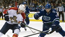 Radim Vrbata (vpravo) z Vancouveru bojuje o puk s floridským Reillym Smithem.