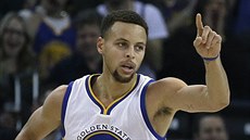 Steph Curry z Golden State dkuje spoluhrái za pihrávku.