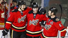 Mikael Backlund, Sam Bennett a Dennis Wideman (zleva) oslavují trefu Calgary.