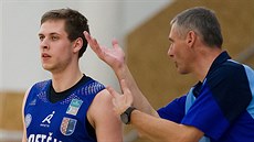 Prostjovský rozehráva Radovan Kouil naslouchá trenérovi Zbyku Cholevovi.