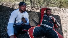 Jaroslav Valtr (vlevo) a Martin Kolomý odpoívají bhem Rallye Dakar.