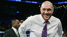 Tyson Fury se usmívá do kamer. Na utkání svých rival Deontaye Wildera a Artura...