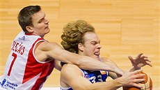 Pardubický basketbalista Radek Neas (vlevo) fauluje ostravského Garreta Kerra.
