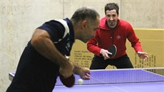 Stolní tenista Petr Korbel (vlevo) podává, třinecký brankář Šimon Hrubec v...