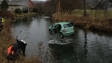 Ven z řeky musel automobil vyprostit jeřáb.