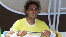 VÝMNA ELENKY. Rafael Nadal pi pauze v utkání s Fernandem Verdaskem.