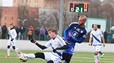 Olomoucký Jakub Petr (v modrém) bhem duelu Tipsport ligy s Frýdkem-Místkem