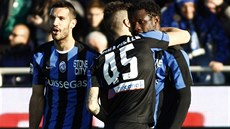 Fotbalisté Bergama slaví gól do sít Interu Milán.