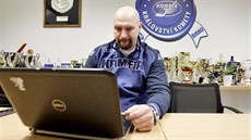 Majitel hokejové Komety Libor Zábranský pi online rozhovoru se tenái...