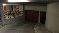 Studenti zde mají garáž pro kola, stejně tak jako podzemní garáž pro auta. 