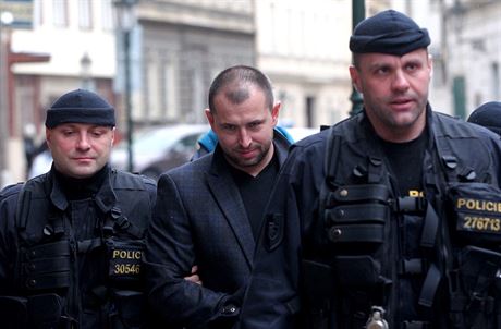 Policieté odvádí  Ivo Halu z budovy policie na praském Pertýn.