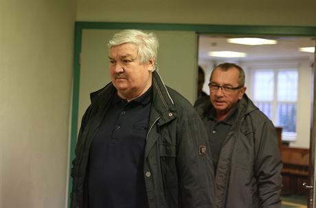 Bývalý starosta Bítozevsi Václav ístek (vlevo) dostal podmínku. Dnes u v zastupitelstvu Bitozevsi není. S podmínkou odeel od soudu také podnikatel Jaroslav Solanský (vpravo).