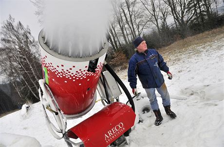 Souasná elektropípojka umouje na Vysoké provoz pouze dvou snhových dl. Dotaení silnjího vedení, které je nutné pro modernizaci areálu, vak brání mimo jiné  i nkteí vlastníci pozemk.