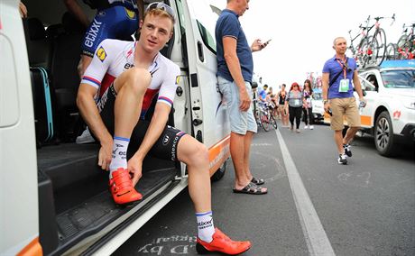 Petr Vako v dresu Etixx-Quick Step se chyst ped etapou.