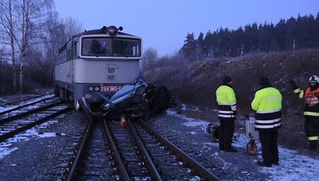 Peugeot 406 vjel na pejezdu poblí Holýova ped osobní vlak. idi osobního...
