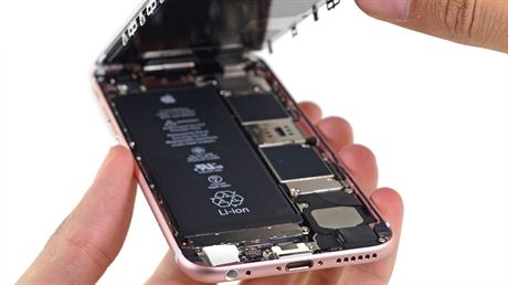 V iFixit se rdi smartphonm dvaj pod kapotu. Neunikl jim ani iPhone 6s s...