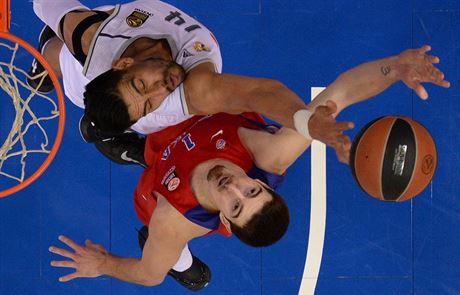 Nando de Colo (v erveném dresu) z CSKA Moskva a Gustavo Ayón z Realu Madrid v...