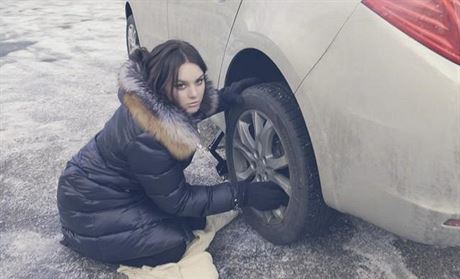 Ewa Farna vymnila v mrazu kolo u auta.