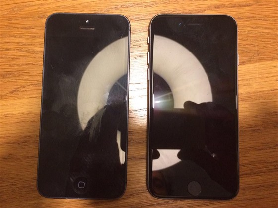 Chystaný čtyřpalcový iPhone 5se (vpravo) vedle iPhonu 5