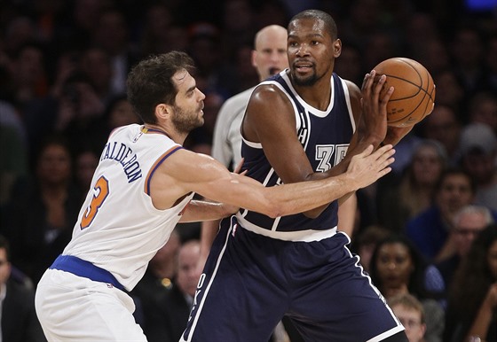 Jose Calderon (vlevo) z New York Knicks  brání Kevina Duranta z týmu Oklahoma...