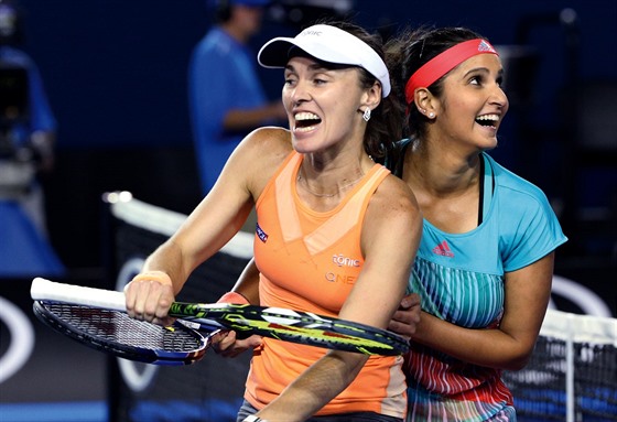 Martina Hingisová (vlevo) a Sania Mirzaová ve vítzném finále Australian Open.
