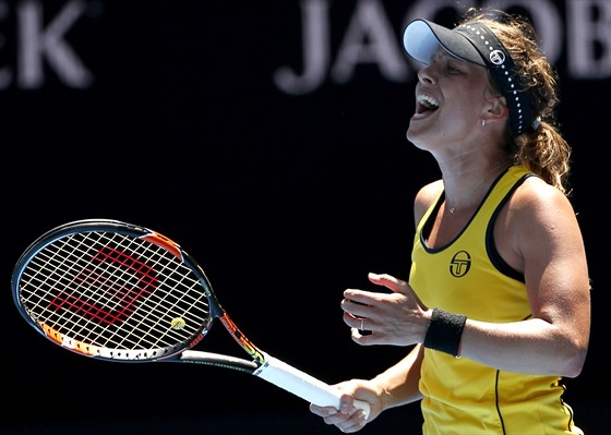 eská tenistka Barbora Strýcová si nadává v osmifinále Australian Open.