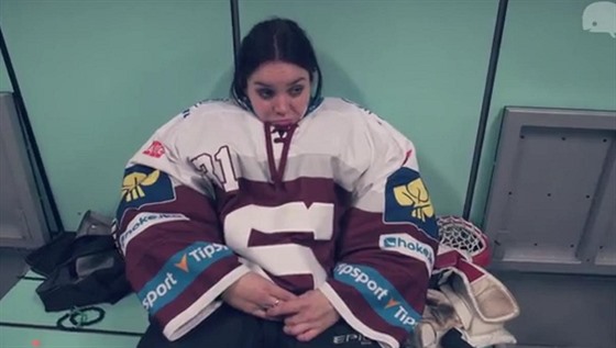 Ewa Farna splnila výzvu od fanouk a oblékla na sebe hokejový dres, aby mohla...