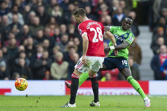 PROTI SVÝM. Morgan Schneiderlin nastoupil v dresu Manchesteru United proti...