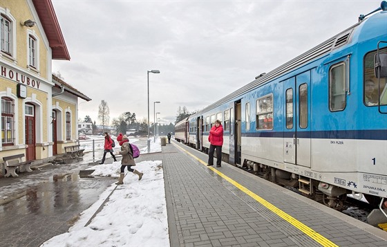 Nádraí Holubov leí na trati Budjovice - erný kí, na které bude jezdit...