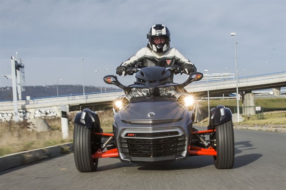 Tíkolový cruiser Canam Spyder F3-S