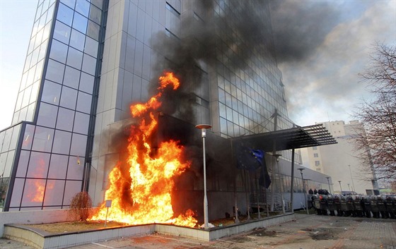 Demonstranti bhem stet s policií zapálili sídlo vlády v Pritin (9. ledna...