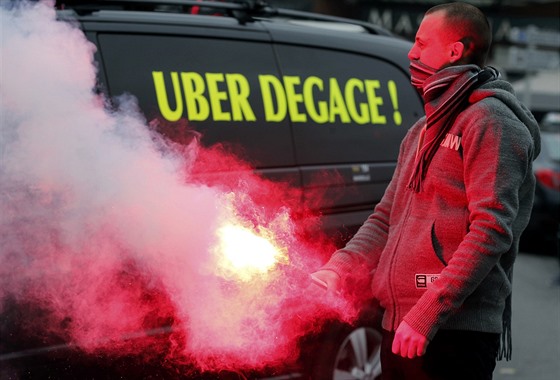 Taxikář v Marseille protestuje proti konkurenčním službám, jako je například...