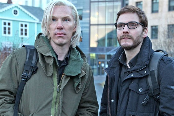 Benedict Cumberbatch a Daniel Bruhl ve filmu Wiki Leaks