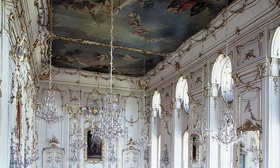 Dvorské scény pro film Amadeus natáel Milo Forman na zámku v Kromíi.