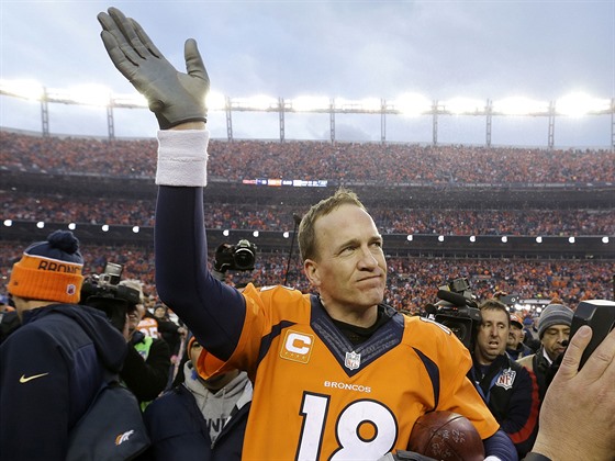 Peyton Manning zdraví fanouky poté, co jeho Denver Broncos proli do Super...