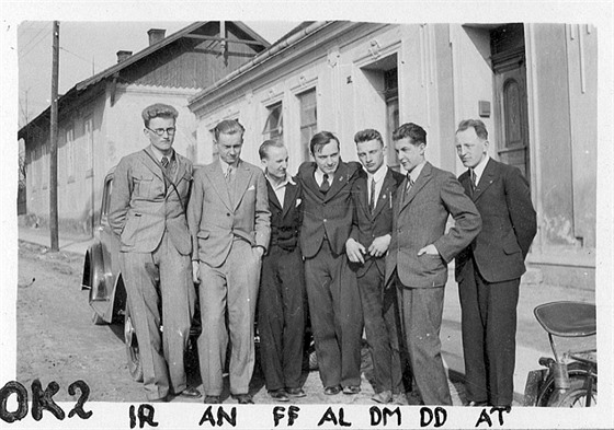 Na snímku z roku 1932 je průkopník Miloslav Švejna (uprostřed) s kamarády...