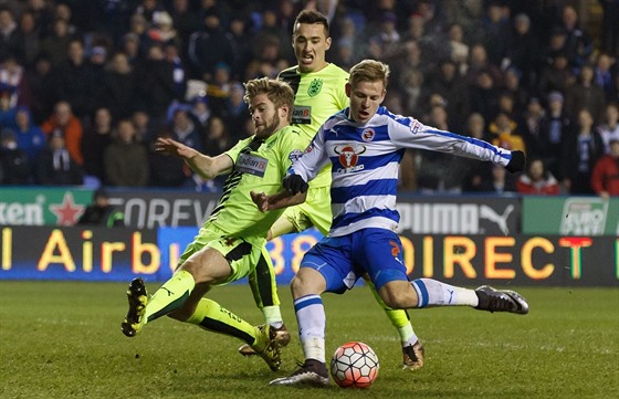 Matj Vydra z Readingu pi gólové stele do sít  Huddersfieldu.